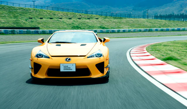 レクサスの技術の粋を集めた至極の一台「LFA」。トヨタF1マシンの流れを汲む4.8リッターV10エンジンをフルカーボンボディに積む