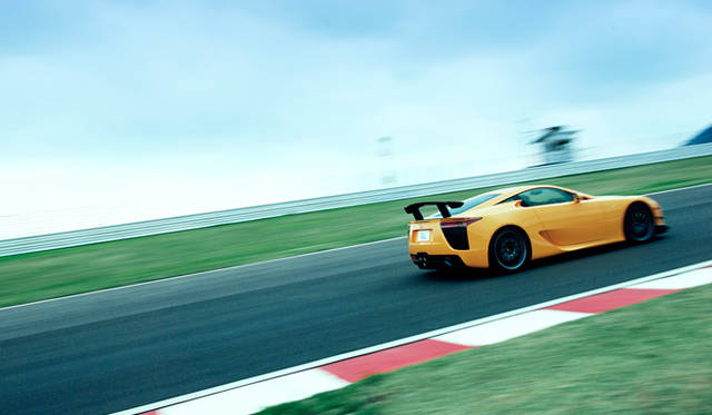 4速、5速、6速、レブカウンターが9,000回転を指す度に咆哮するエキゾーストサウンド。560psものパワーとともに、どこまでも突き抜けていきそうだ