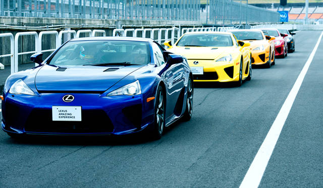 ピットレーンに並ぶ、幻のスーパースポーツカー「LFA」