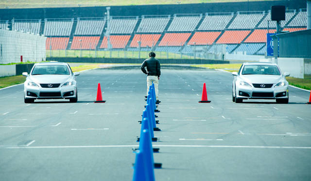 加速するクルマを急制動させ枠の中に停止させる「チキンレース」。どのタイミングでブレーキを踏むかが勝敗のコツ