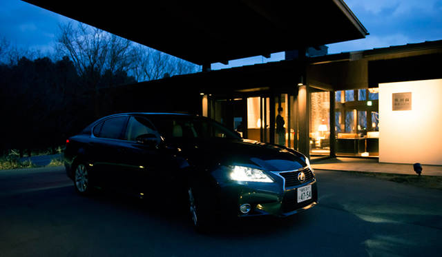 今回のツアーで宿泊した宿は、阿蘇五岳を望むロケーションにある「星野リゾート 界 阿蘇」。8,000坪の敷地に12の離れが点在し、雄大な自然とプライベート感を堪能。和モダンなつくりの各室には露天風呂も完備され、一日の疲れを癒してくれる