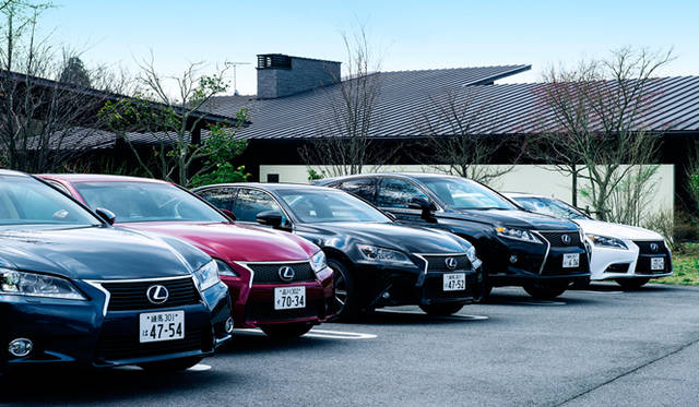 ホテルの前に整然と並ぶ、ツアーのために用意されたレクサスの最新モデル