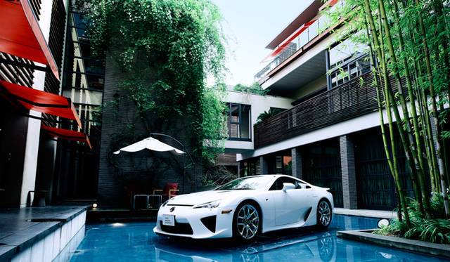 旅の最後を飾るのは、レクサスがセレクトした福岡市内のホテル「With The Style Fukuoka」でのガラパーティー。西海岸のアーバンリゾートをイメージした建物の中央にはLFAが展示され、最後までレクサスの世界に浸れるラグジュアリーな空間を演出