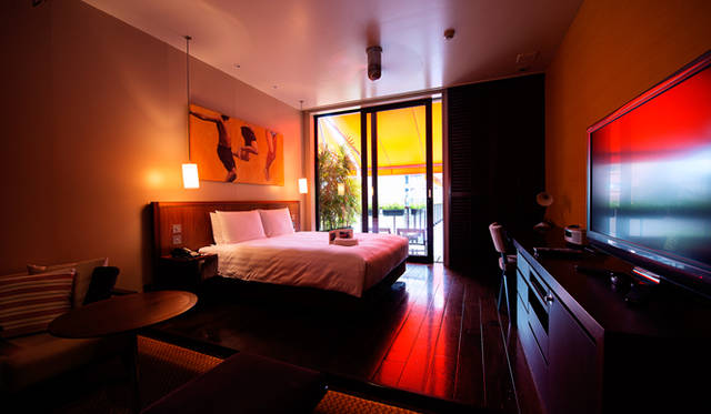 ゲストルームはすべてスイートの16室。チェックインは16時、チェックアウトは翌日の14時とゆったり寛げる長めの設定が嬉しい。博多の夜を思う存分楽しむことも可能だ