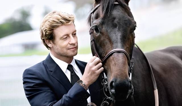 <strong>LONGINES｜「ロンジン ディアヌ賞」のタイトルパートナーに就任</strong>　俳優のサイモン・ベイカー