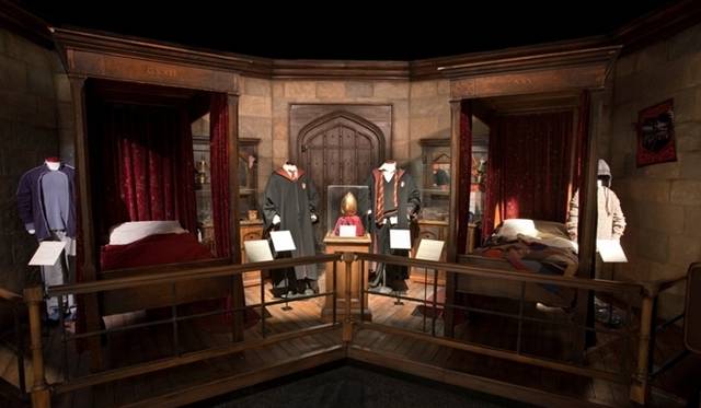 <strong>MOVIE｜『ハリー・ポッター展』を六本木ヒルズで開催</strong>　ホグワーツ魔法魔術学校の制服　©Warner Bros.