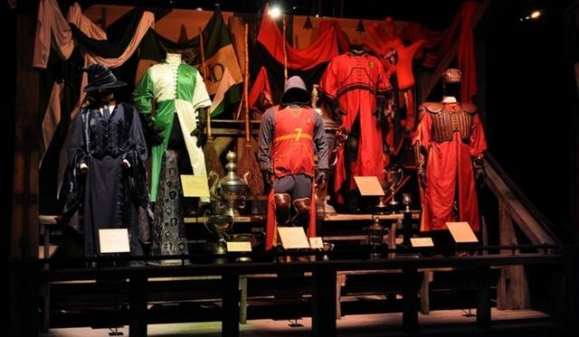 <strong>MOVIE｜『ハリー・ポッター展』を六本木ヒルズで開催</strong>　クィディッチ ユニフォーム　©Warner Bros.