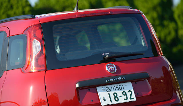 インテリア、エクステリアともに多用される、角のまるくなった四角＝スクワークル（square+circle=squircle）というデザインモチーフ。リアのクォーターガラスもその一例