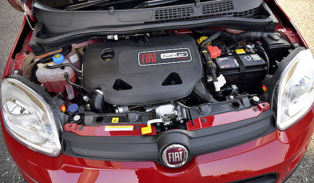 最高出力 63kW（85ps）/ 5,500 rpm、最大トルク 145Nm（14.8kgm）/ 5,500 rpmを発生する、フィアット自慢のツインエアエンジン。エコモード時には、最高出力57kW（77ps）/5,500 rpm、最大トルク100Nm（10.2kgm）/2,000 rpmに制限することで、さらに燃費をかせぐ。くわえて、アイドリングストップ機能や、可変バルブタイミング技術、可変バルブリフト技術を採用するハイテクエンジンだ