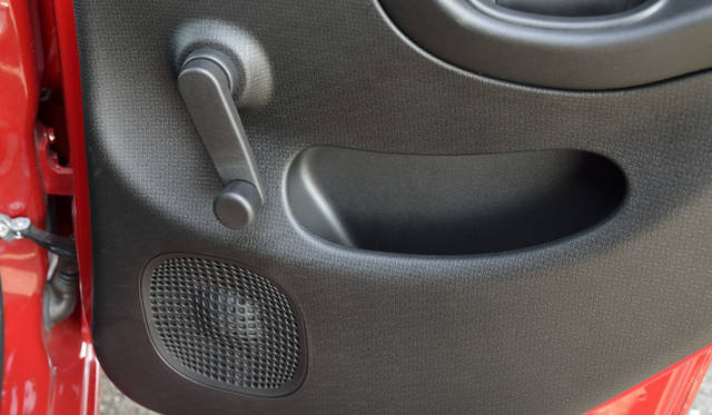 後席の窓の開閉は手回し式