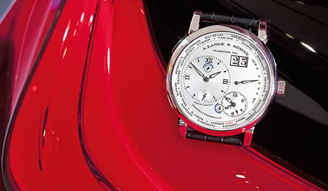 5月末にイタリア・コモ湖畔で開かれた世界でもっとも有名なヒストリックカーコンクール「コンコルソ・デレガンツァ・ヴィラ・デステ」を昨年からサポートしているA.ランゲ＆ゾーネ。今年も審査員賞「ベスト・オブ・ショー」の受賞者のために世界でたったひとつのタイムピース「ランゲ 1・タイムゾーン」を制作した
