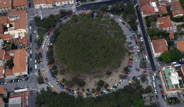 世界遺産「ピサのドゥオモ広場」をかすめて走る。ここは「ピサの斜塔」が建っていることで有名