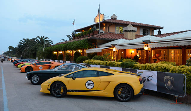 世界遺産「ピサのドゥオモ広場」をかすめて走る。ここは「ピサの斜塔」が建っていることで有名