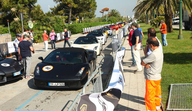 グロッセート イタリア空軍基地にて。うしろの戦闘機はユーロファイター タイフーン