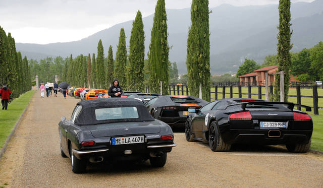 サン・ピエトロ広場とサン・ピエトロ大聖堂をかすめて進む