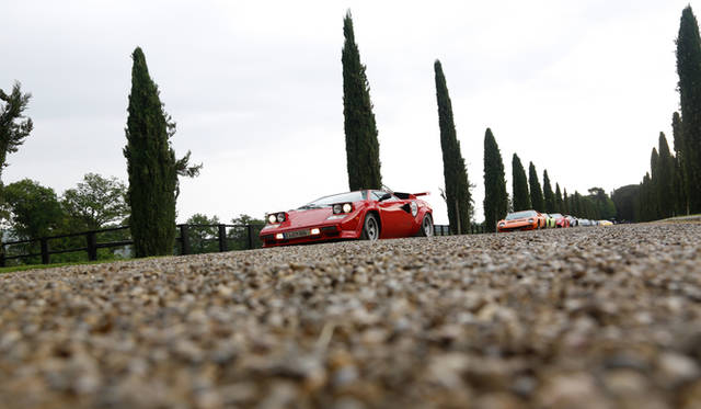 サン・ピエトロ広場とサン・ピエトロ大聖堂をかすめて進む