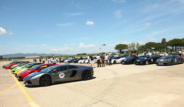 オルヴィエートでランボルギーニの旗を振って一行を出迎える子供たち