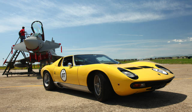 オルヴィエートのドゥオーモ前広場に集結したランボルギーニたち