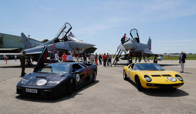 ポローニャのマッジョーレ広場を埋め尽くすランボルギーニたち