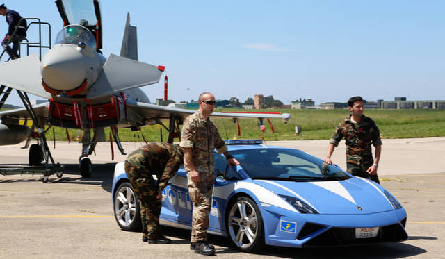 ポローニャのマッジョーレ広場を埋め尽くすランボルギーニたち