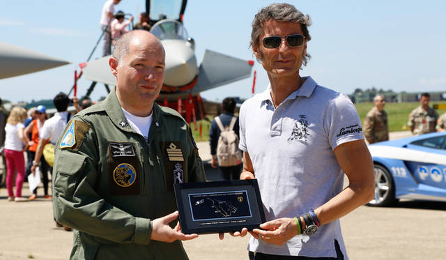 ポローニャのマッジョーレ広場を埋め尽くすランボルギーニたち