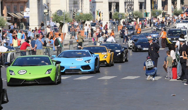 ポローニャのマッジョーレ広場を埋め尽くすランボルギーニたち