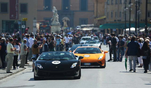 ポローニャのマッジョーレ広場を埋め尽くすランボルギーニたち