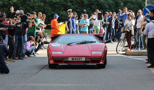 ポローニャのマッジョーレ広場を埋め尽くすランボルギーニたち。ご場所でコンクール・デレガンスも開催された