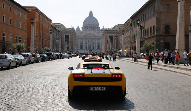 ポローニャのマッジョーレ広場を埋め尽くすランボルギーニたち。ご場所でコンクール・デレガンスも開催された