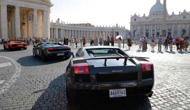 ポローニャのマッジョーレ広場を埋め尽くすランボルギーニたち。この場所でコンクール・デレガンスも開催された