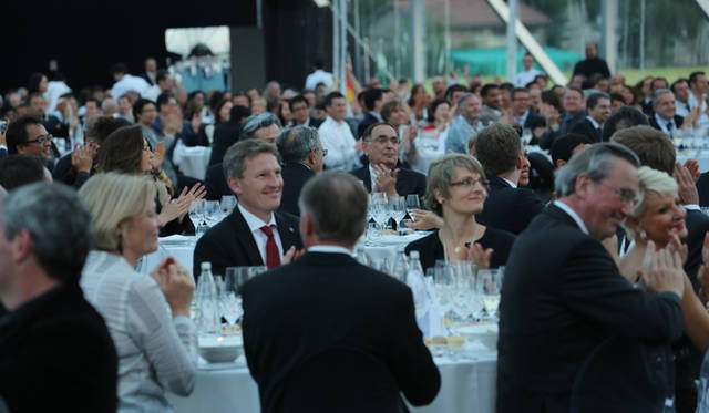 ポローニャのマッジョーレ広場を埋め尽くすランボルギーニたち。この場所でコンクール・デレガンスも開催された