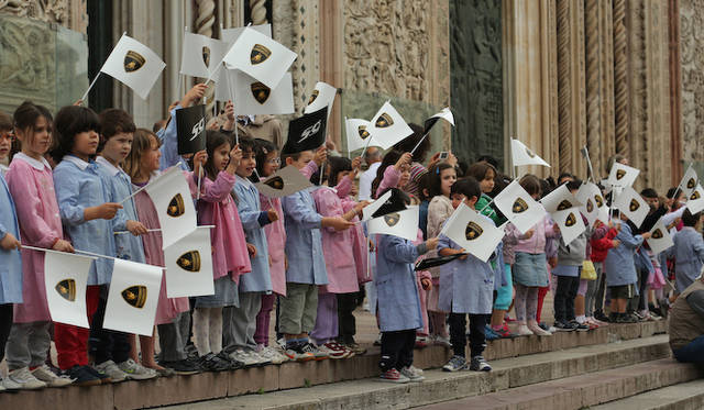 ポローニャのマッジョーレ広場を埋め尽くすランボルギーニたち。この場所でコンクール・デレガンスも開催された