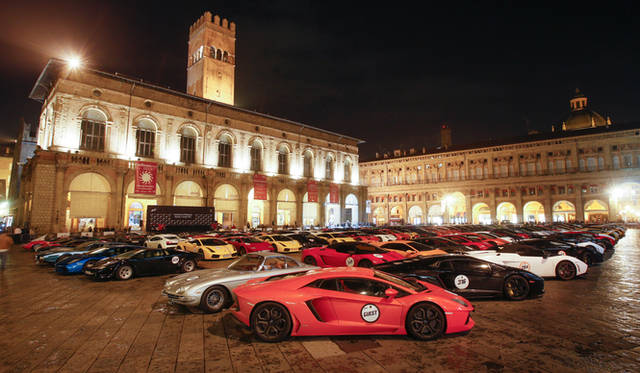 ランボルギーニ50周年を記念して作られたコンセプトカー。戦闘機をモチーフにつくられたエクステリアと、AH-64 アパッチ戦闘ヘリのコックピットにインスピレーションをうけたインテリアをもっている。デザインはワルター・デ・シルバのチームによるものだ