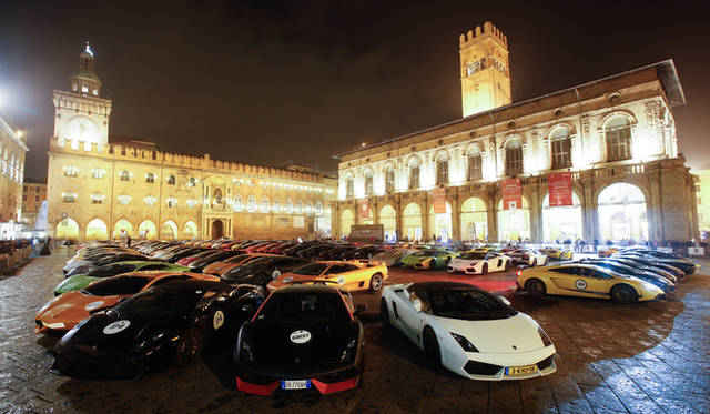 ランボルギーニ50周年を記念して作られたコンセプトカー。戦闘機をモチーフにつくられたエクステリアと、AH-64 アパッチ戦闘ヘリのコックピットにインスピレーションをうけたインテリアをもっている。デザインはワルター・デ・シルバのチームによるものだ