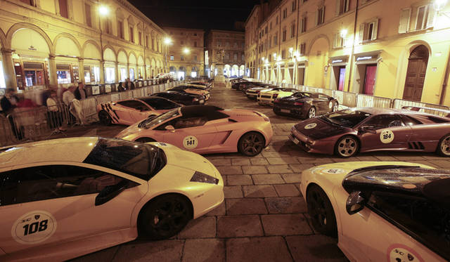 ランボルギーニ50周年を記念して作られたコンセプトカー。戦闘機をモチーフにつくられたエクステリアと、AH-64 アパッチ戦闘ヘリのコックピットにインスピレーションをうけたインテリアをもっている。デザインはワルター・デ・シルバのチームによるものだ