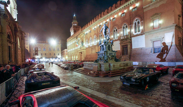 ランボルギーニ50周年を記念して作られたコンセプトカー。戦闘機をモチーフにつくられたエクステリアと、AH-64 アパッチ戦闘ヘリのコックピットにインスピレーションをうけたインテリアをもっている。デザインはワルター・デ・シルバのチームによるものだ