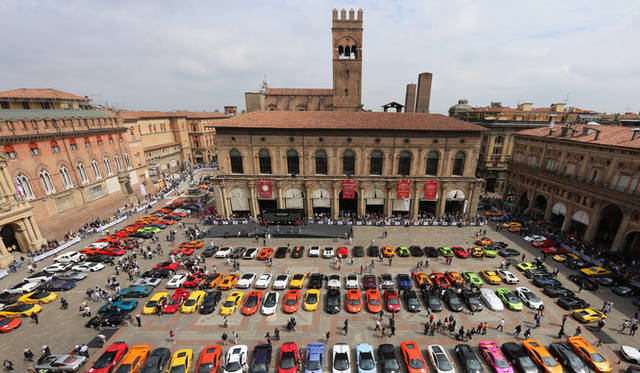 ランボルギーニ50周年を記念して作られたコンセプトカー。戦闘機をモチーフにつくられたエクステリアと、AH-64 アパッチ戦闘ヘリのコックピットにインスピレーションをうけたインテリアをもっている。デザインはワルター・デ・シルバのチームによるものだ