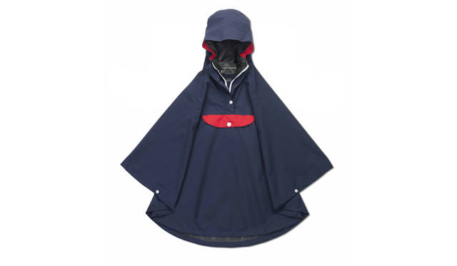 レディス ポンチョ　7万3500円　Photo: Aigle