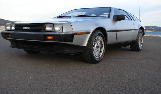 1975年 デロリアンによる唯一のクルマもジウジアーロのデザイン。映画『Back to the Future』に登場するタイムマシンとしても有名