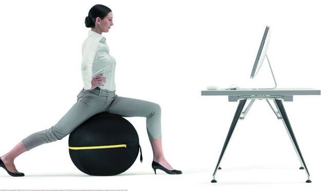 <strong>TECHNOGYM｜テクノジム</strong>　座っている時間をエクササイズに変えるモダンデザインのバランスボール「WELLNESS BALL™ アクティブシッティング」