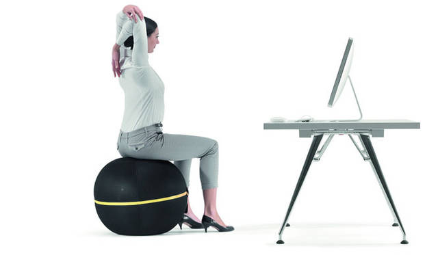 <strong>TECHNOGYM｜テクノジム</strong>　座っている時間をエクササイズに変えるモダンデザインのバランスボール「WELLNESS BALL™ アクティブシッティング」