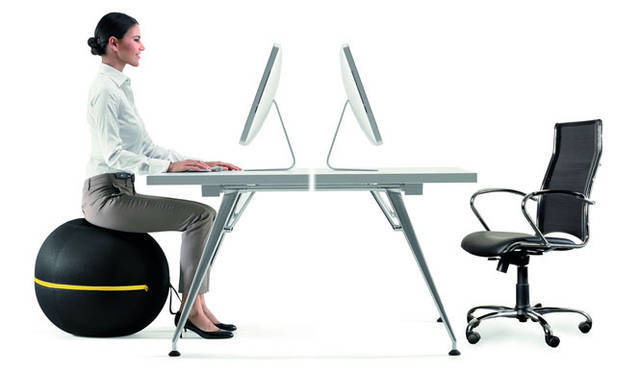 <strong>TECHNOGYM｜テクノジム</strong>　座っている時間をエクササイズに変えるモダンデザインのバランスボール「WELLNESS BALL™ アクティブシッティング」