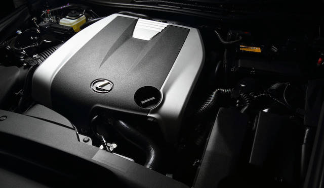 IS 350に搭載されるのは3,456cc V型6気筒エンジン。最高出力 234kW（318ps）/ 6,400 rpm、最大トルク 380Nm（38.7kgm）/ 4,800 rpmを発生するがJC08モード燃費は10.0 km/ℓと高くない