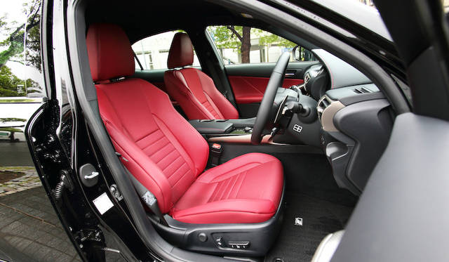 表皮一体発泡工法により、すぐれたフィット感と高いホールド性、シャープなデザインを謳うF SPORT専用シート