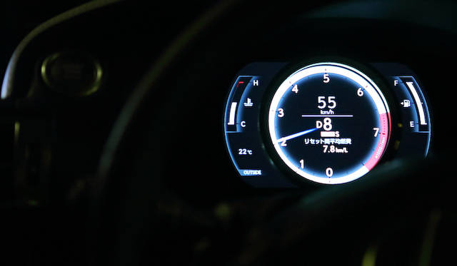 SPORT モード、およびSPORT +モード時はリングが白く彩られるのは、LFA同様。オートマチックトランスミッションは走行状況にあわせて、高いギアと低いギアを使い分けるが、パドルシフトにより、一時的に手動でのギア選択も可能。写真は高速道路での直線走行時。55km/hで手動選択で8速を選択している