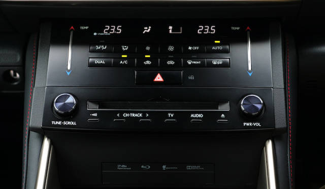 エアコンの温度調節はタッチ式。