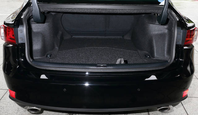 トランク容量は480リットル。ハイブリッドモデルでもバッテリー搭載位置の工夫によって450リットルを確保する。いずれの場合も、分割可倒式リアシートを倒すことで長尺物の搭載も可能だ