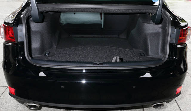 トランク容量は480リットル。ハイブリッドモデルでもバッテリー搭載位置の工夫によって450リットルを確保する。いずれの場合も、分割可倒式リアシートを倒すことで長尺物の搭載も可能だ