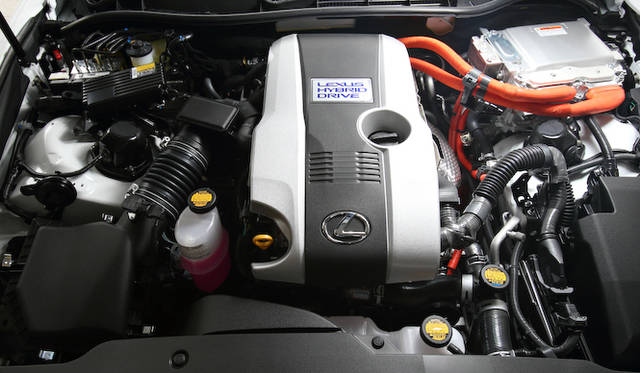エンジン最高出力131kW（178ps）/ 6,000 rpm、エンジン最大トルク221Nm（22.5kgm）/ 4,200-4,800 rpm、モーター最高出力105kW（143ps）、モーター最大トルク300Nm（30.6kgm）というスペックのパワートレインから、レクサスハイブリッドドライブ（LHD）によってシステム最高出力162kW（220ps）を発生する。環境性能は燃費23.2km/ℓ、CO2排出量100g/kmと極めて優れているうえに、ライフサイクル全体でのCO2排出量が低いことも特筆すべき点である