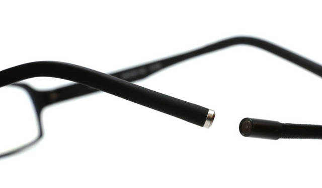 <strong>Zoff｜ゾフ</strong>　 Bizメガネ「Zoff×amadana PCメガネ」　メガネのテンプルエンド（柄の先端部分）とグラスコードのマグネットとの接着部分